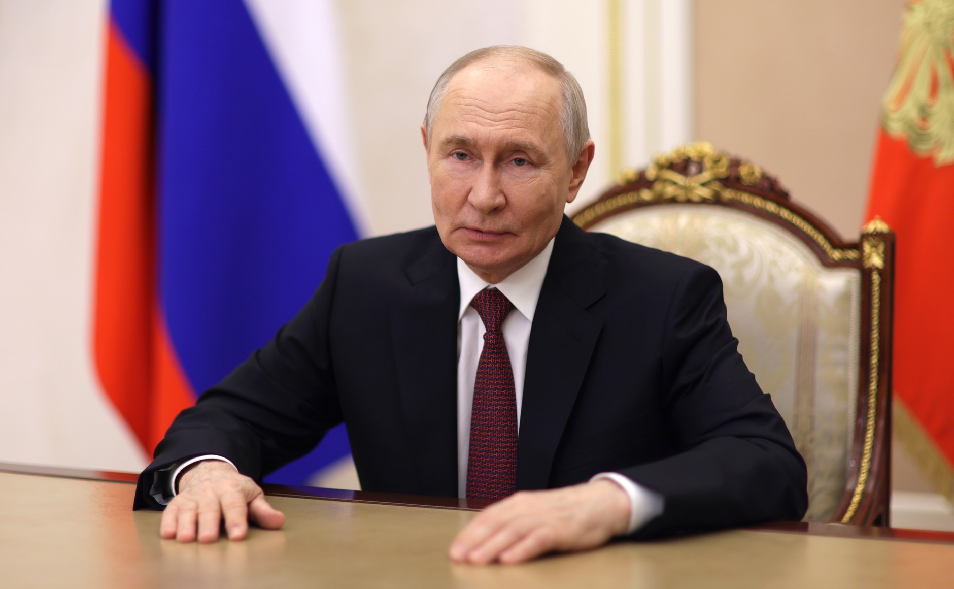 Путин поручил выдерживать обоснованные цены на бензин