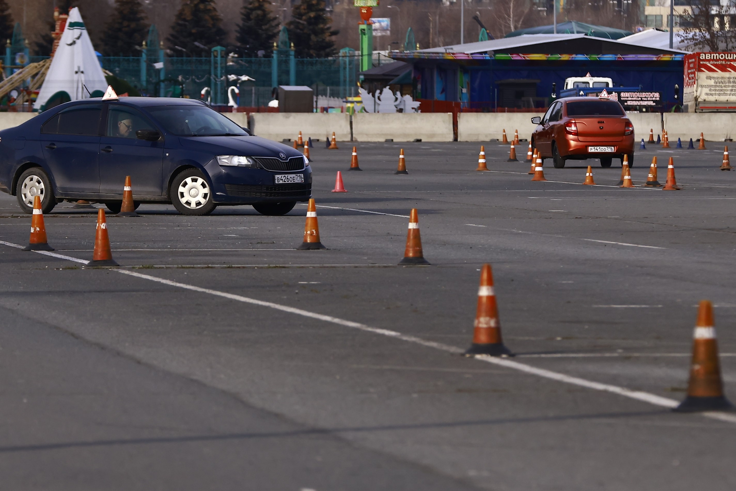 В российских автошколах хотят обучать праворульному вождению