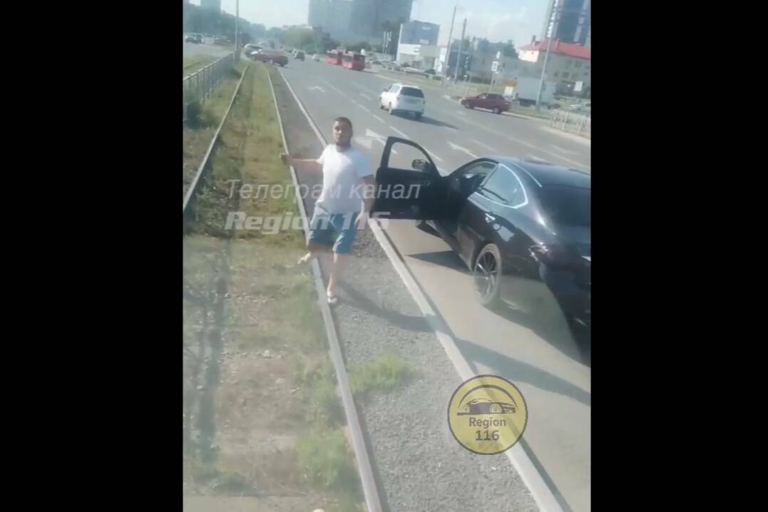 Разъярённый мужчина забросал камнями трамвай в Казани и попал на видео