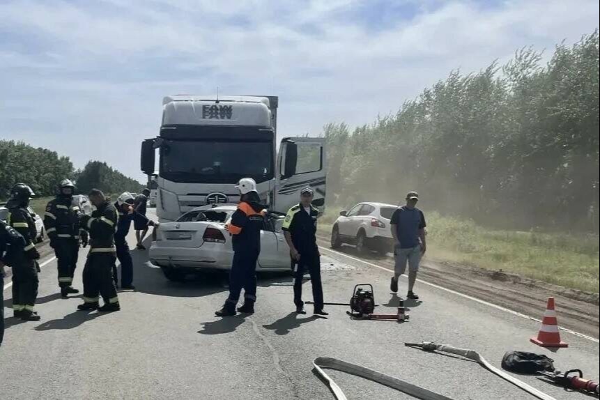 Водитель Volkswagen погиб, вылетев на встречку под грузовик в Татарстане