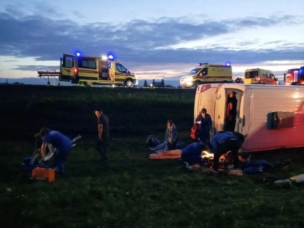 Междугородний автобус с 46 пассажирами перевернулся в Татарстане