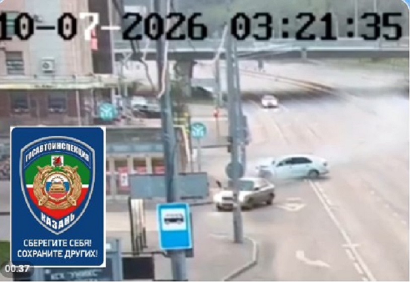 На улице Назарбаева в Казани водитель влетел в ограждение и световую опору