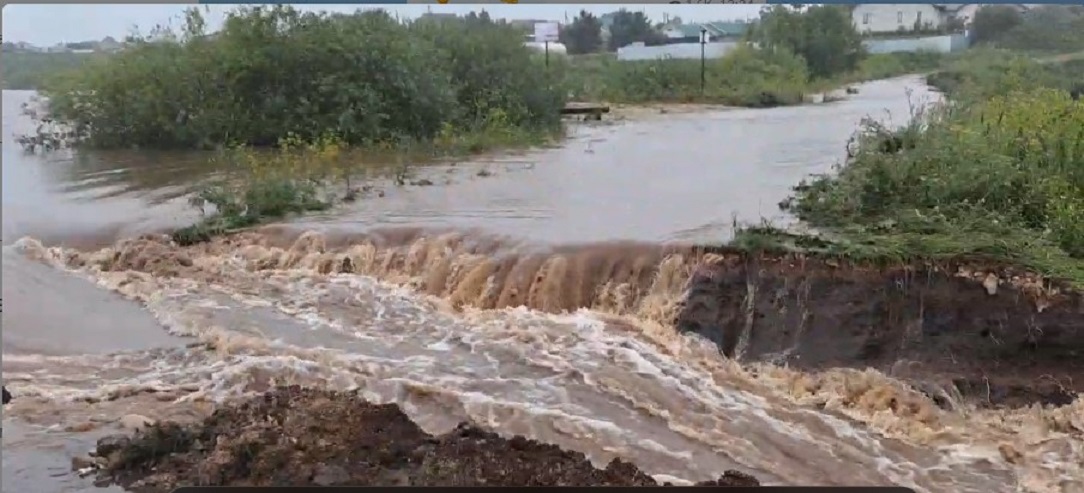В Азнакаевском районе вода прорвалась через дамбу