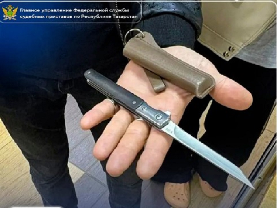 Приставы в Челнах изъяли на входе в суд ножи и лезвия