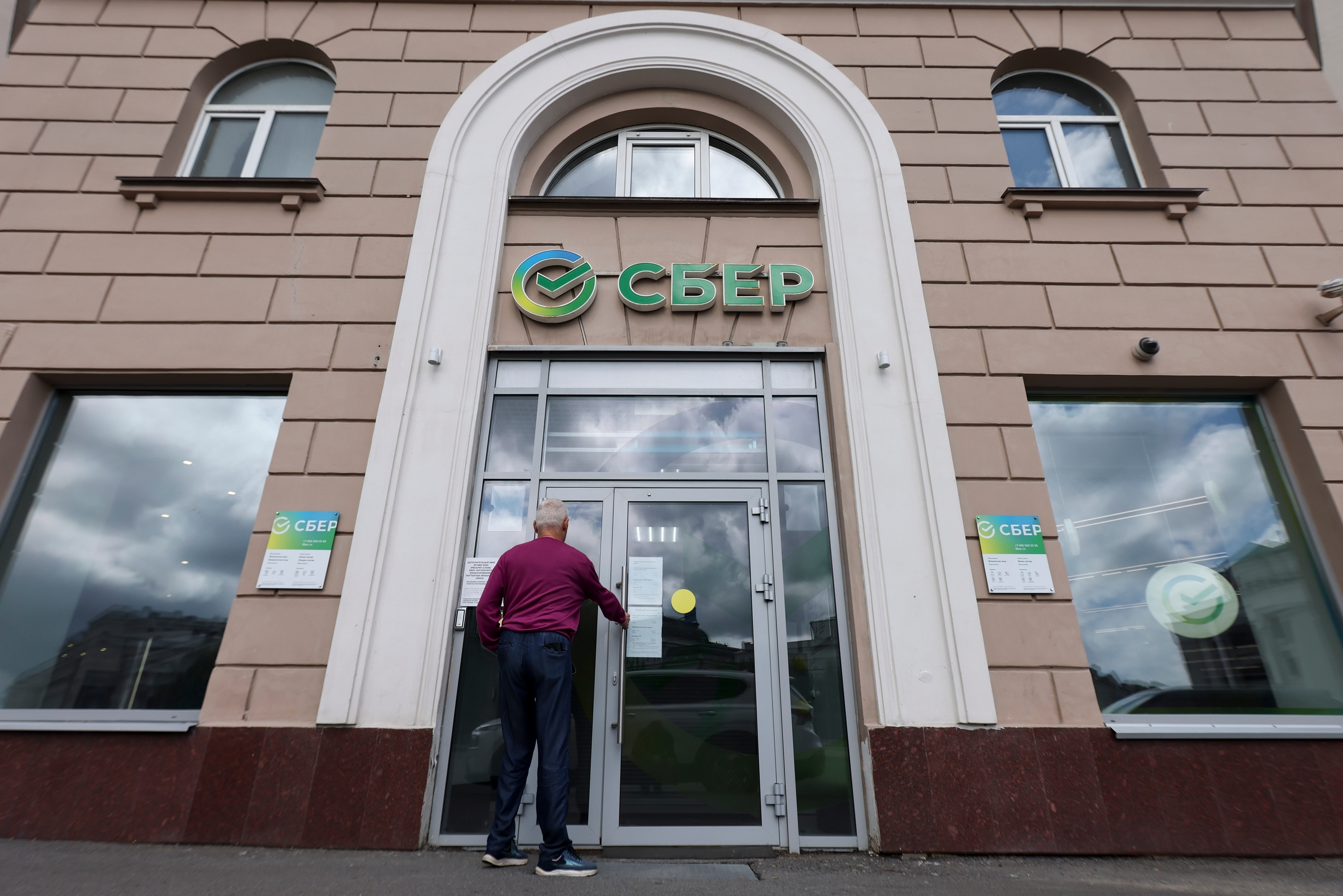 В Казани обменять наличную валюту теперь можно в банкоматах Сбера