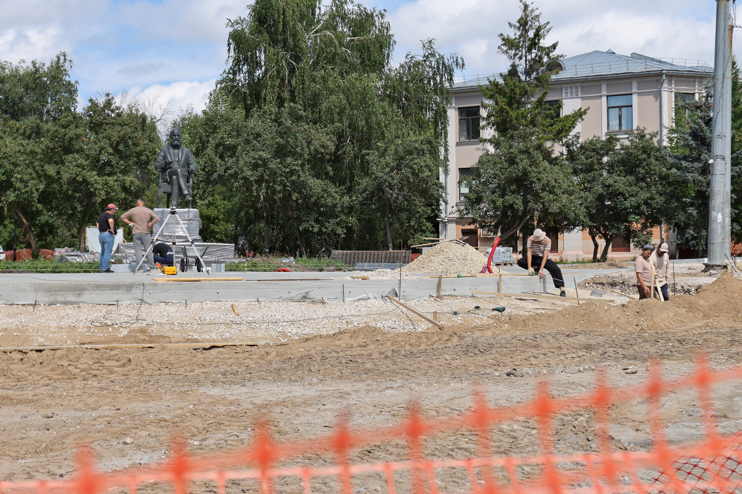 У входа в Ленинский сад в Казани высадят 800 кустарников