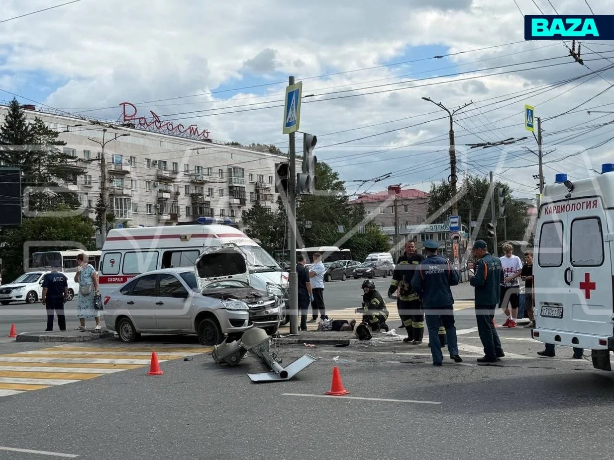 Водитель «Лады» въехал в толпу пешеходов в Омске