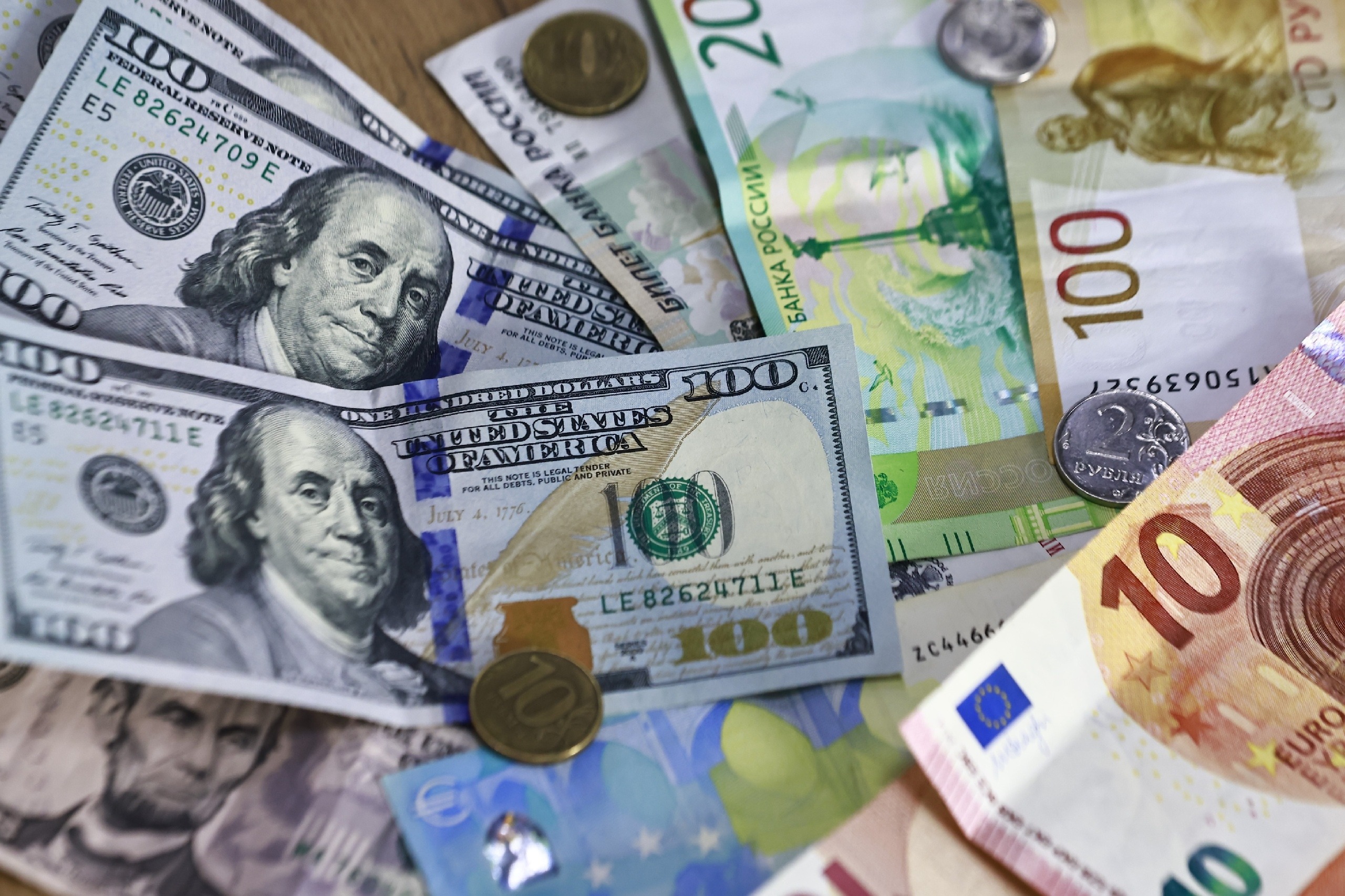 Международные резервы России сократились почти на 12 млрд долларов за неделю