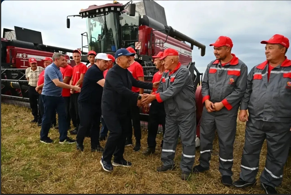 Минниханову продемонстрировали ход уборки в Нурлатском районе