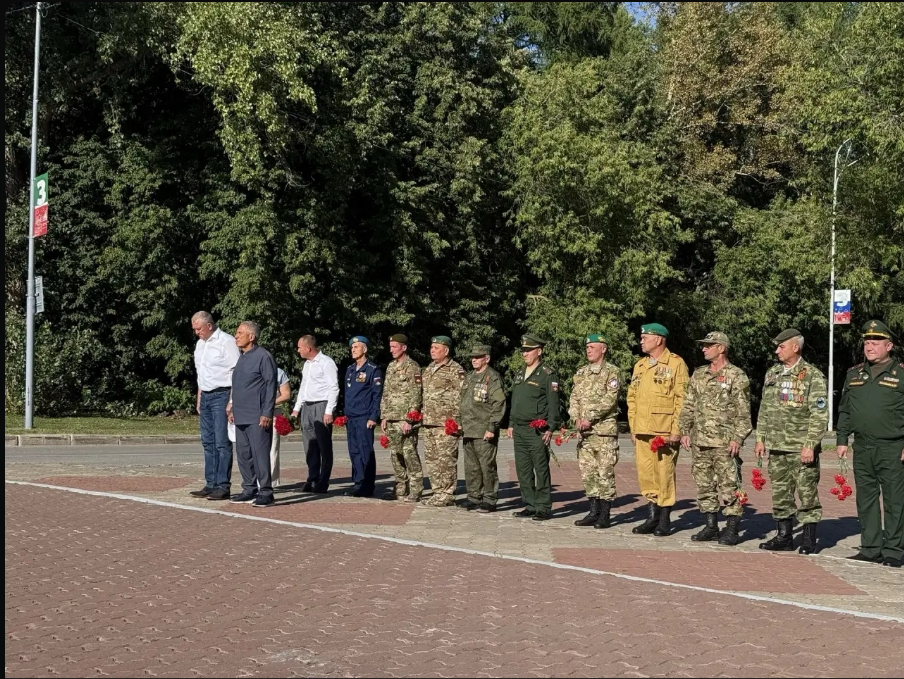 В Заинске Минниханов почтил память погибших защитников Отечества