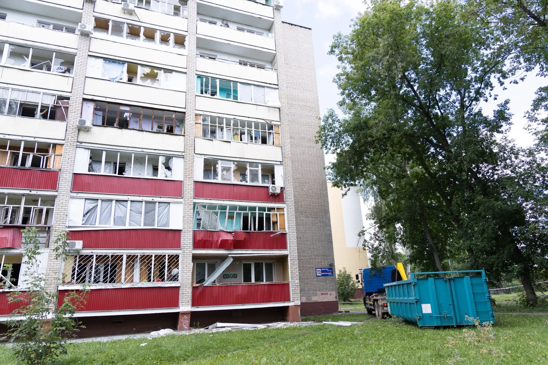 Жителям Нижнекамска помогают восстановить поврежденные при атаке БПЛА дома