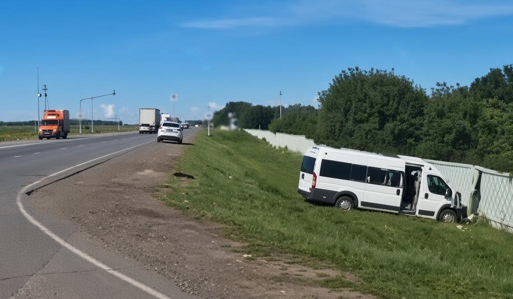 Водитель Peugeot в Татарстане столкнулся с пассажирским микроавтобусом