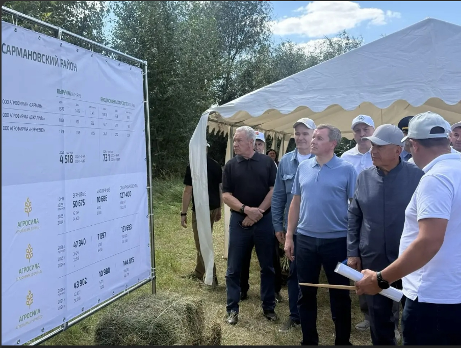 Рустам Минниханов облетел поля в Сармановском районе