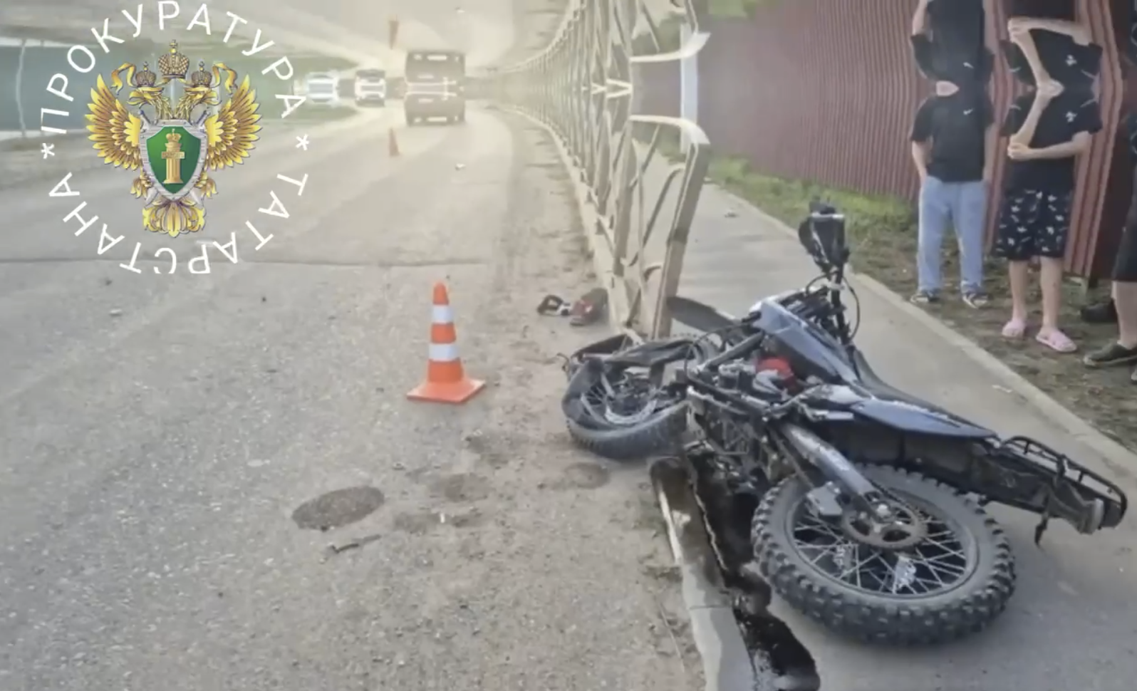 В Татарстане два подростка на мотоцикле получили травмы, врезавшись в ограждение