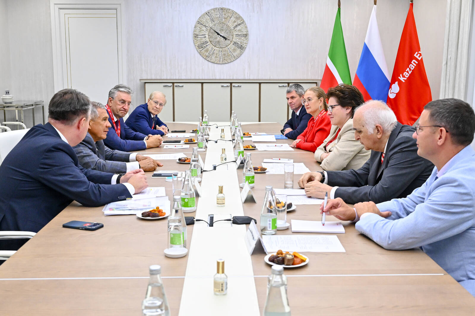 Минниханов обсудил здравоохранение с Китаем на форуме «РОСТКИ»