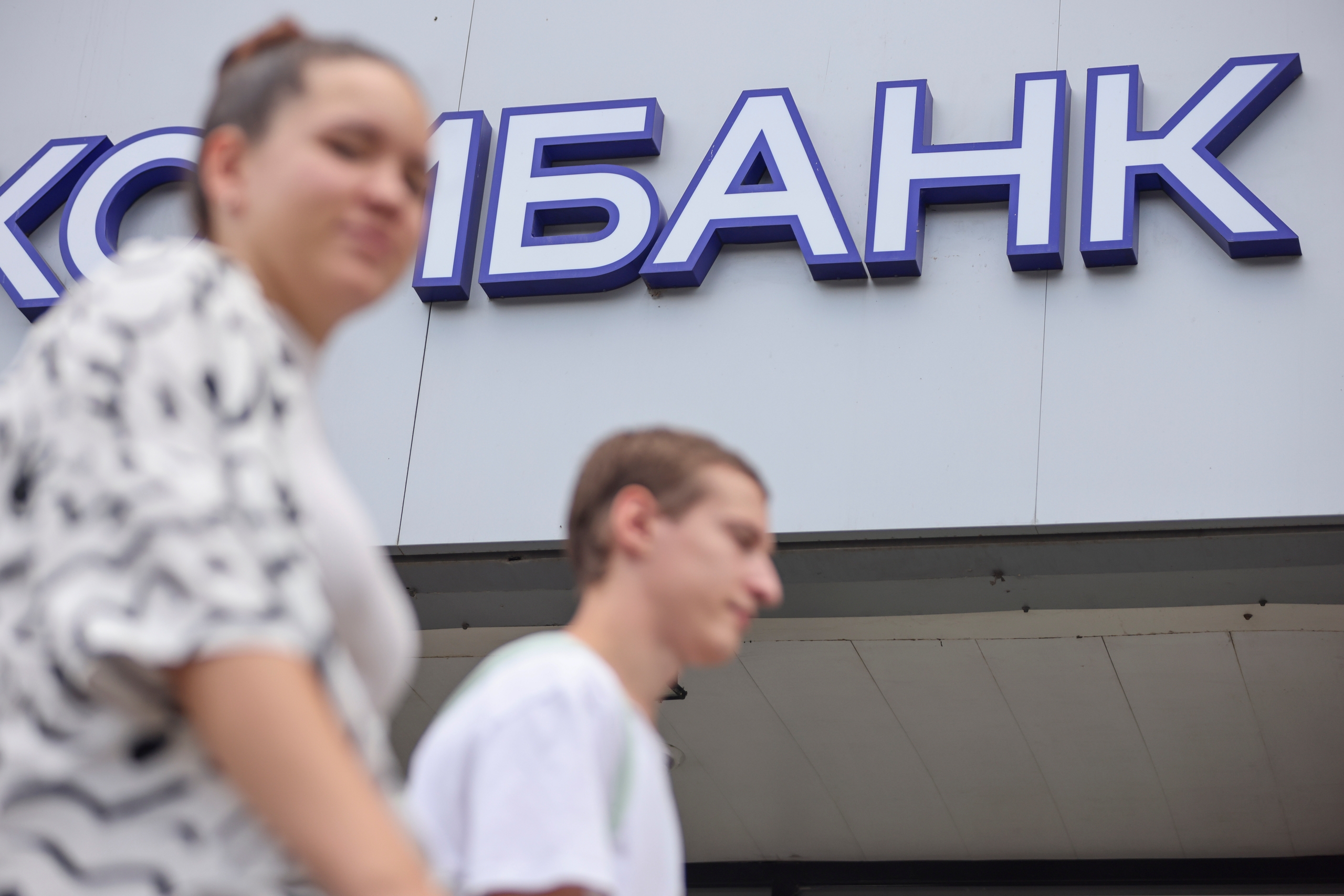 «Серая» зарплата и долги не дают россиянам оформить кредиты