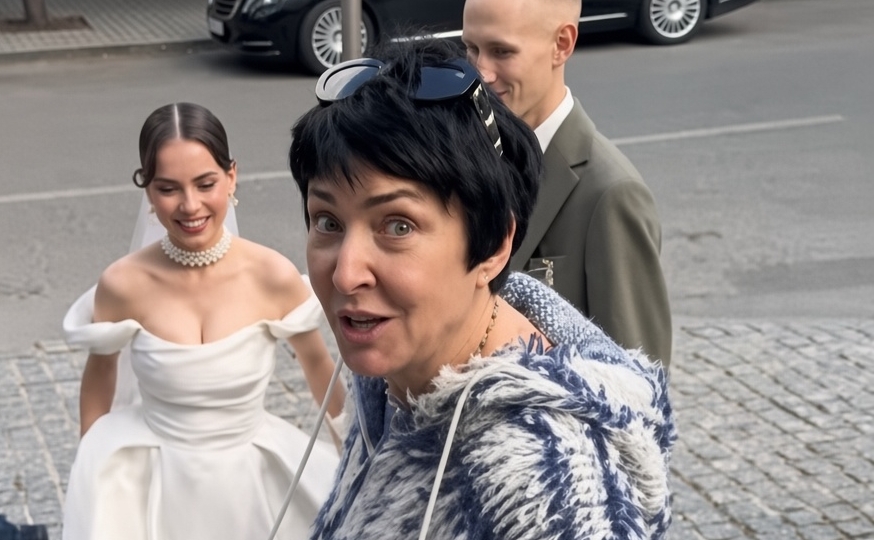 Лолита в центре Казани поздравила молодоженов: «Чтоб не как у меня»