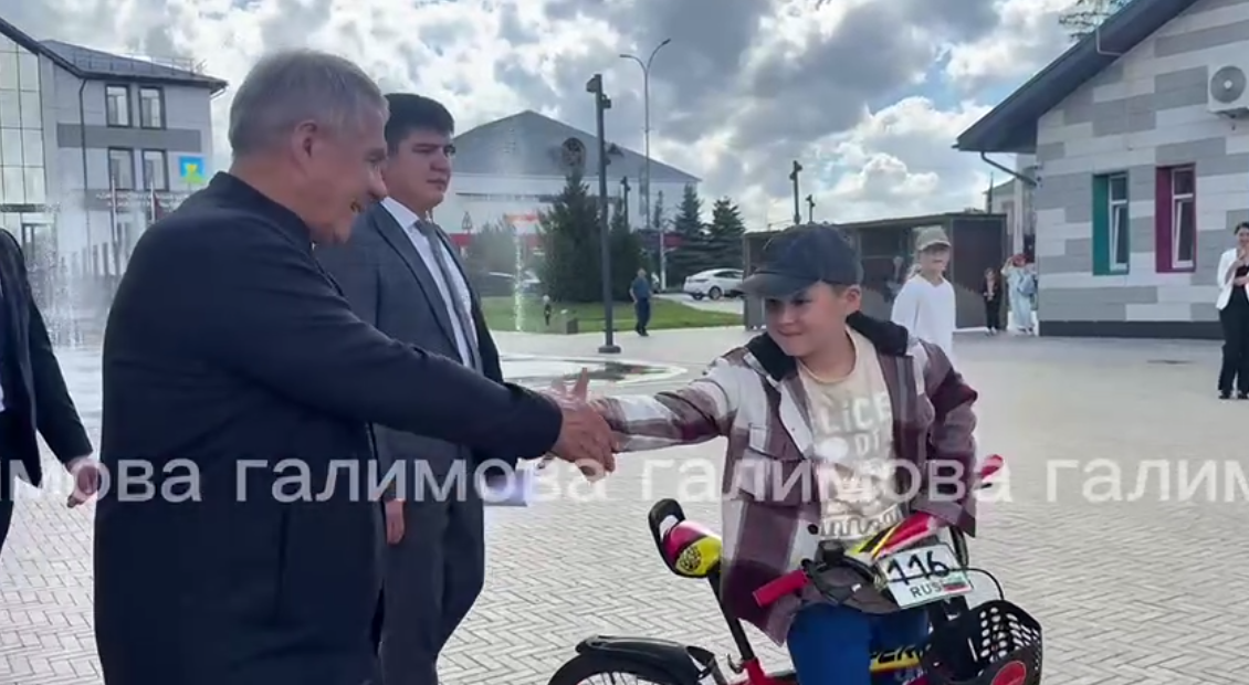 Юный житель Татарстана показал, как правильно здороваться с раисом