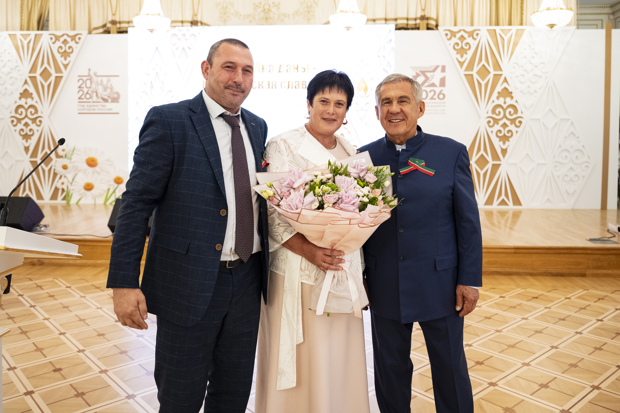 Минниханов вручил награды 5 многодетным матерям и 3 супругам из Татарстана