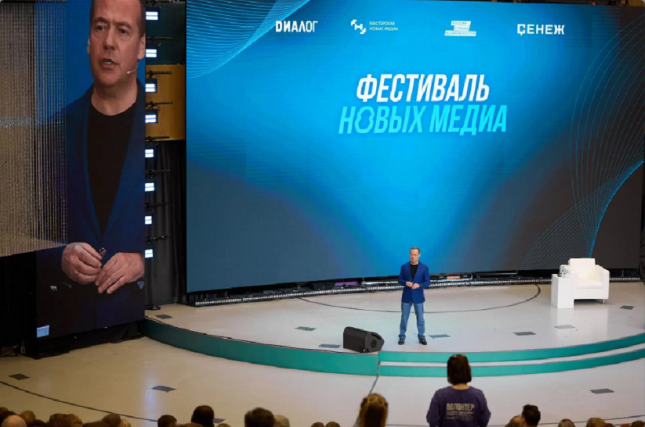 Дмитрий Медведев пояснил, почему не пользуется в соцсетях официозом