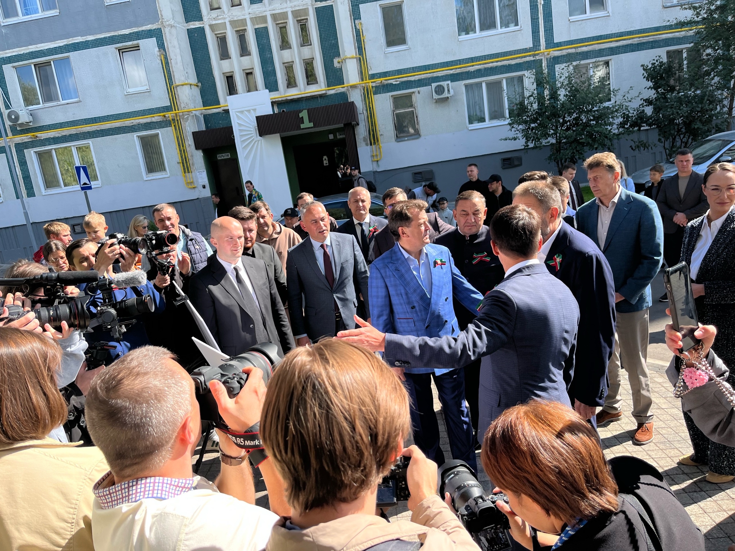 Метшин поздравил казанцев с Днём города на открытии благоустроенного двора