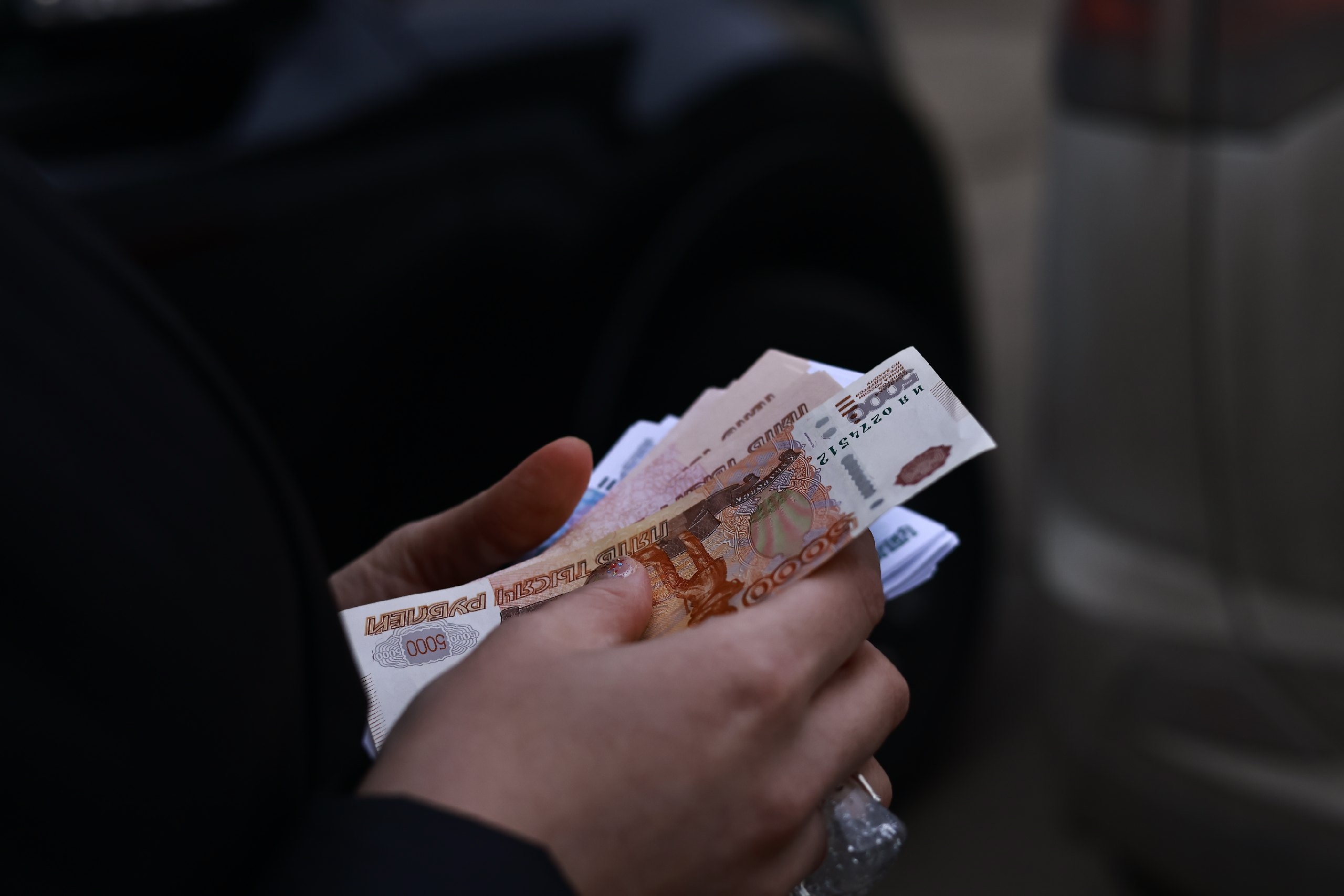 Россияне резко увеличили объем денежных переводов за рубеж