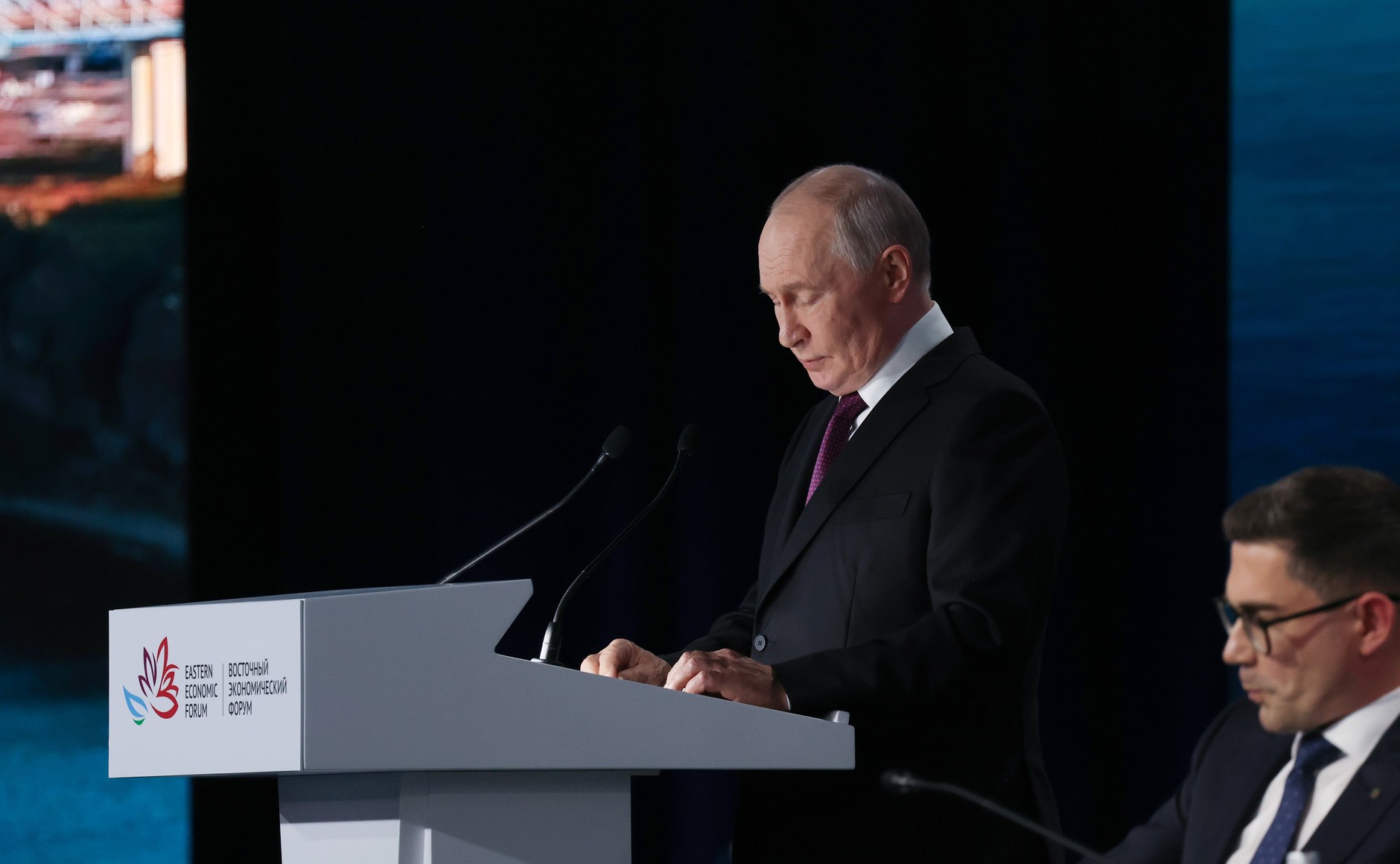 Путин заявил о сохранении контактов между Россией и Украиной