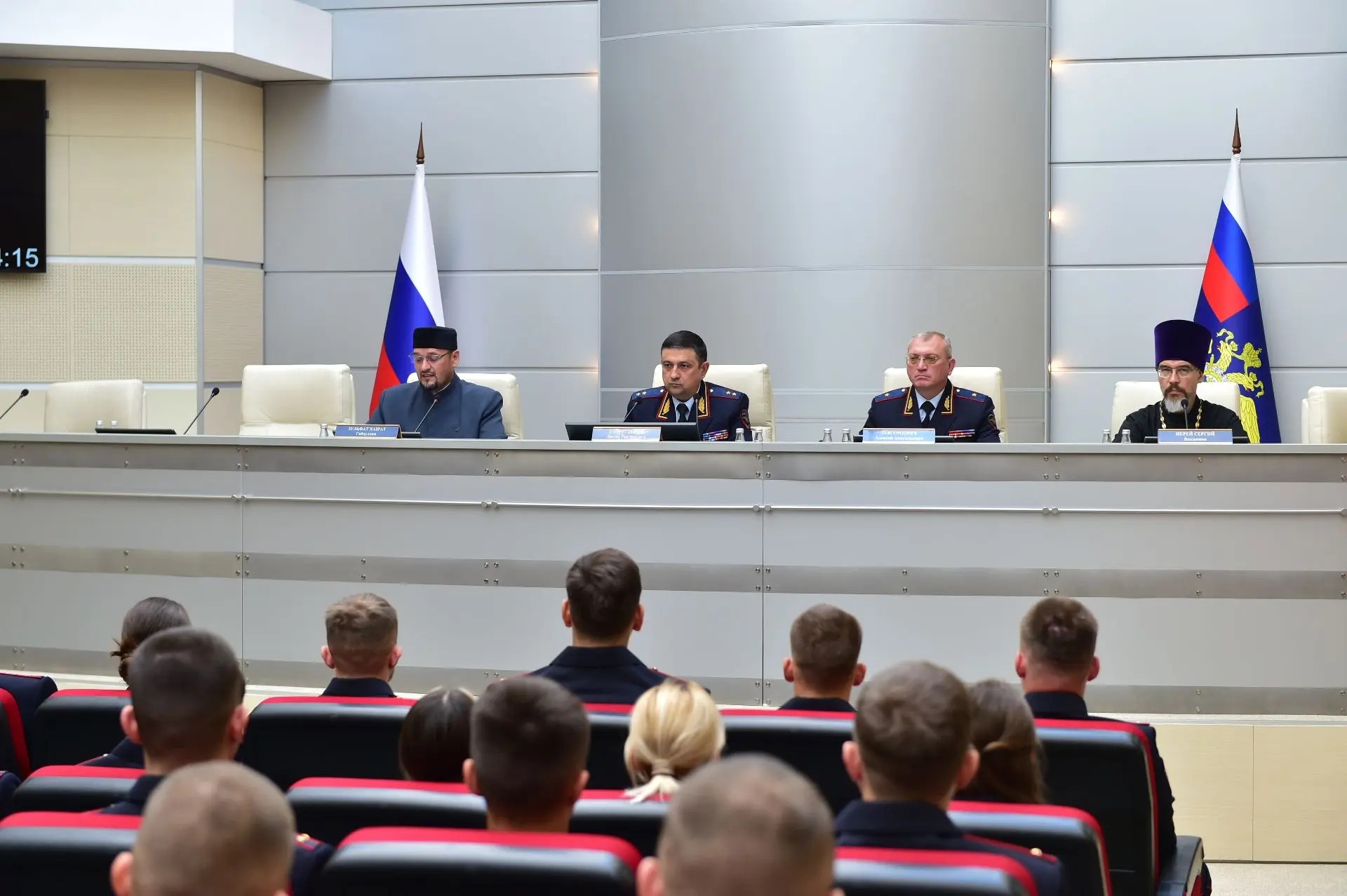 Глава МВД Татарстана вручил 52 молодым сотрудникам служебные удостоверения