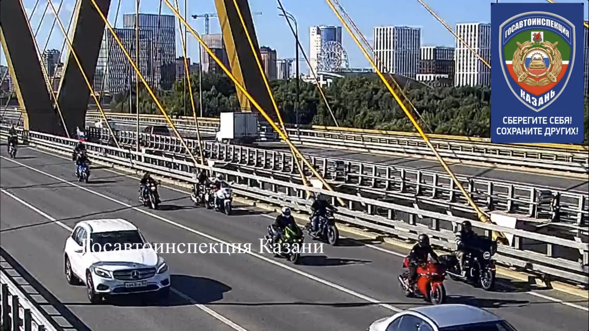 Две мотоциклистки столкнулись на Миллениуме в Казани