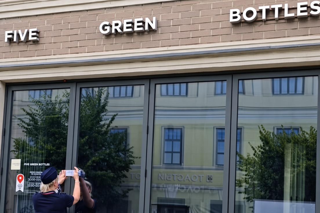 Приставы опечатали кафе «Five green bottles» на улице Баумана в Казани