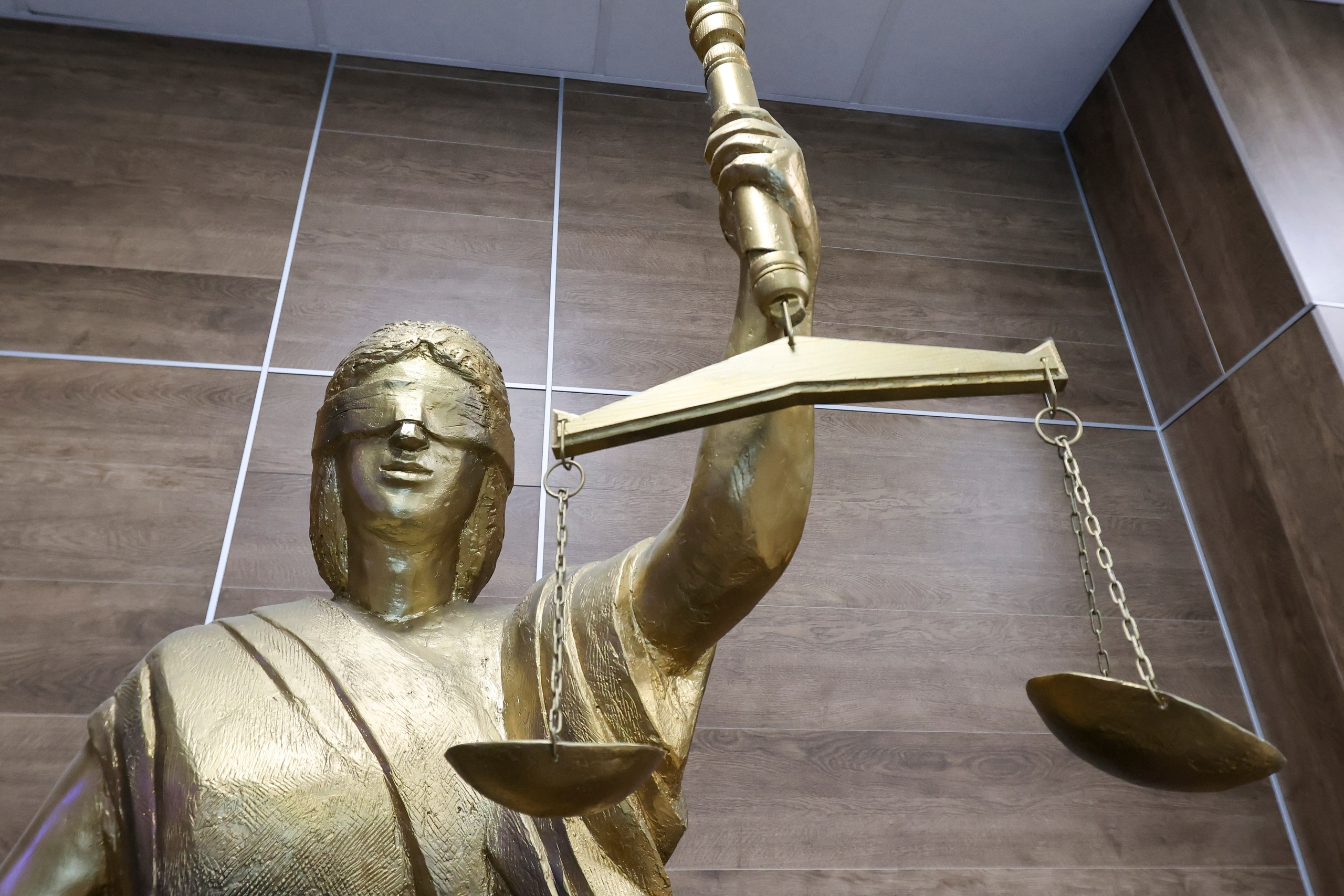 Мошенники, обманувшие Долину, выплатят певице 114 млн рублей