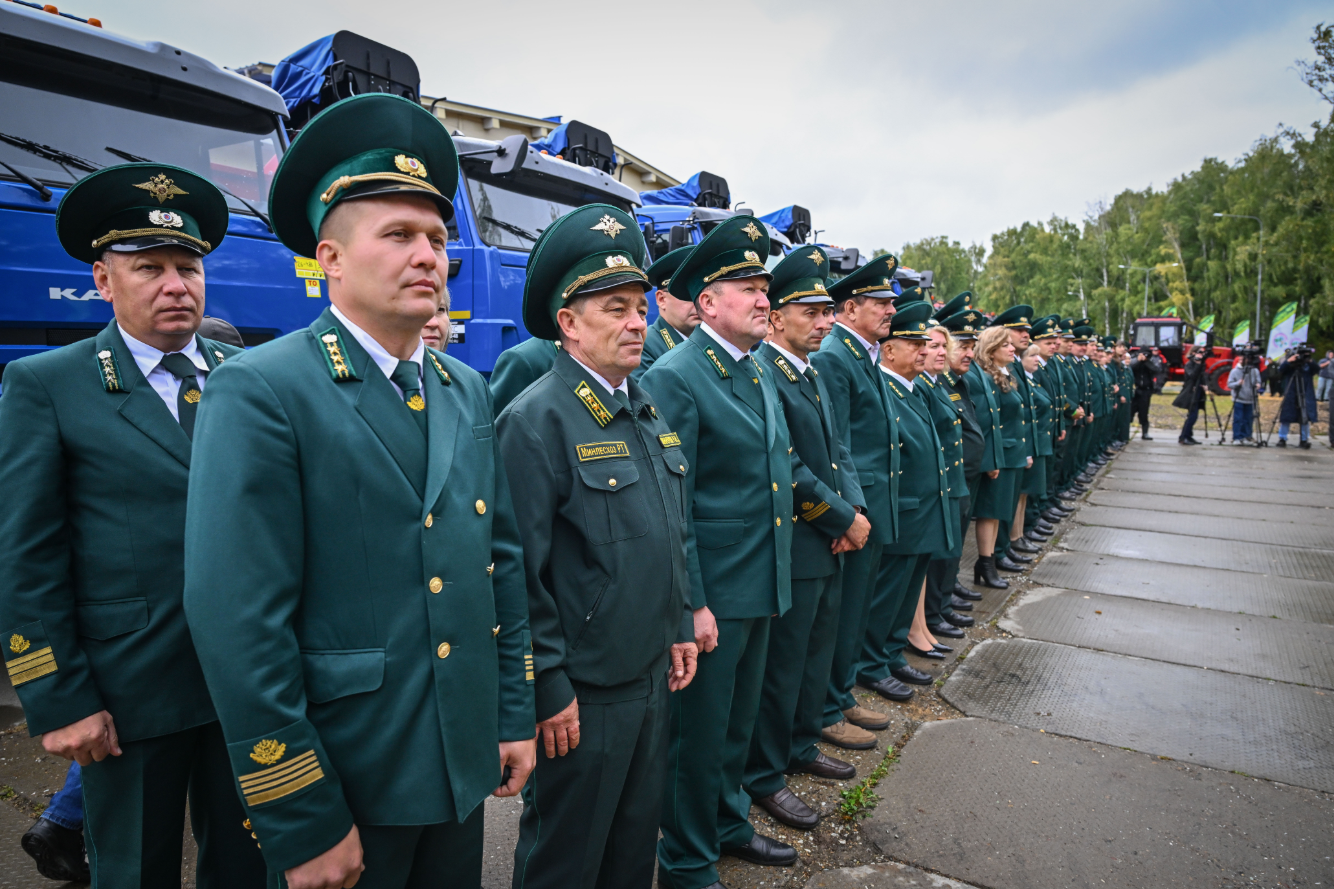 Минниханов поздравил работников леса и вручил награды лучшим