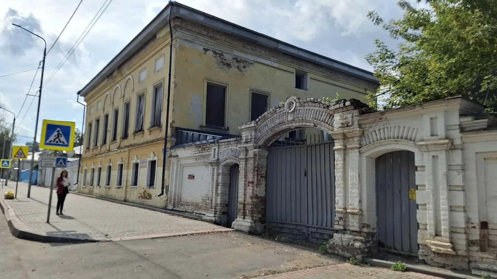 В Чистополе за рубль спасают старинную усадьбу XIX века