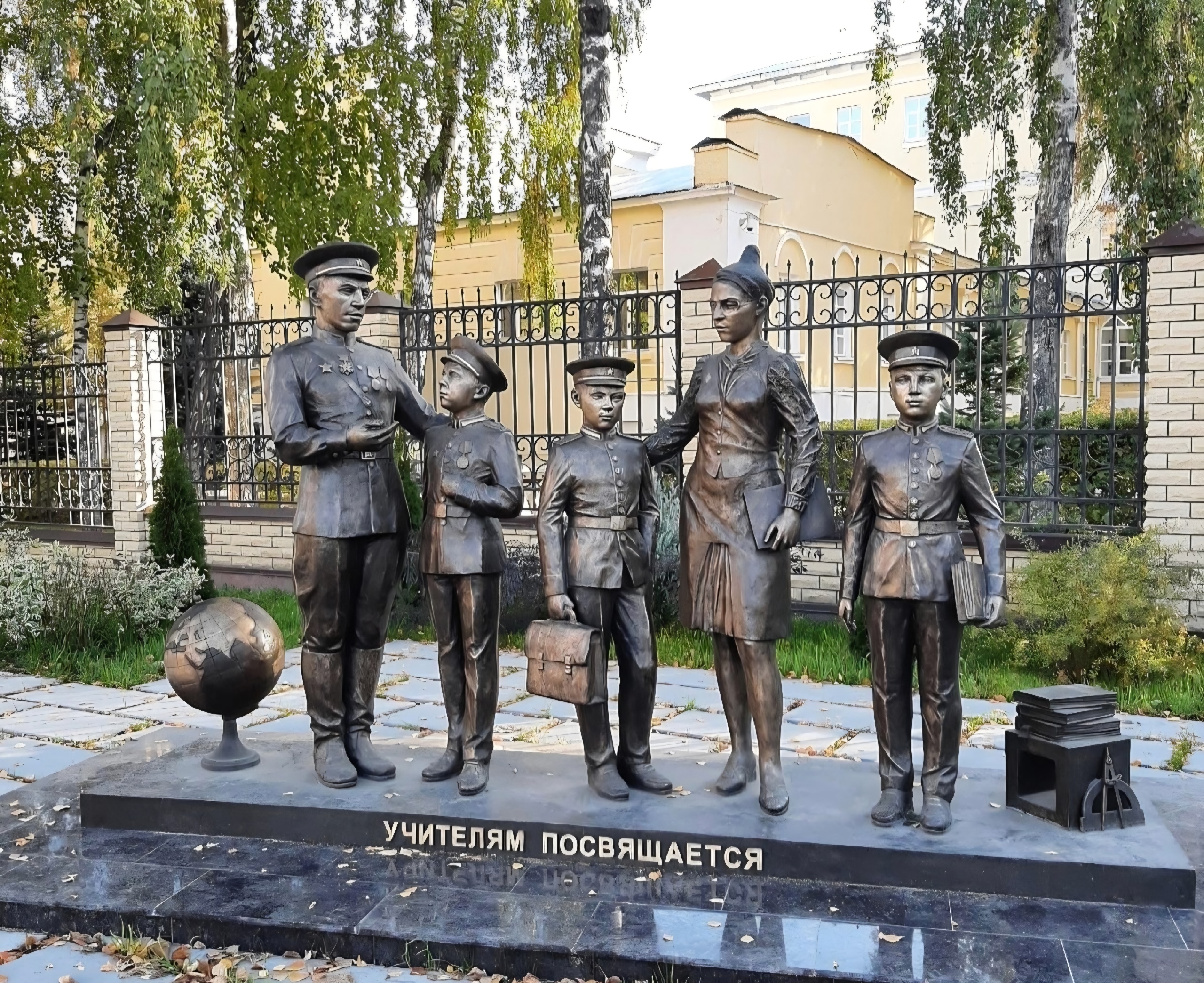 Казанцам объяснили, куда делся памятник учителям у Суворовского училища