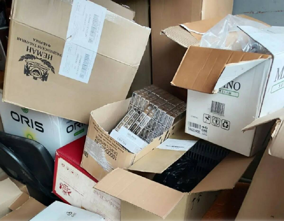 В одном из гаражей Казани изъяли больше 40 тысяч пачек сигарет