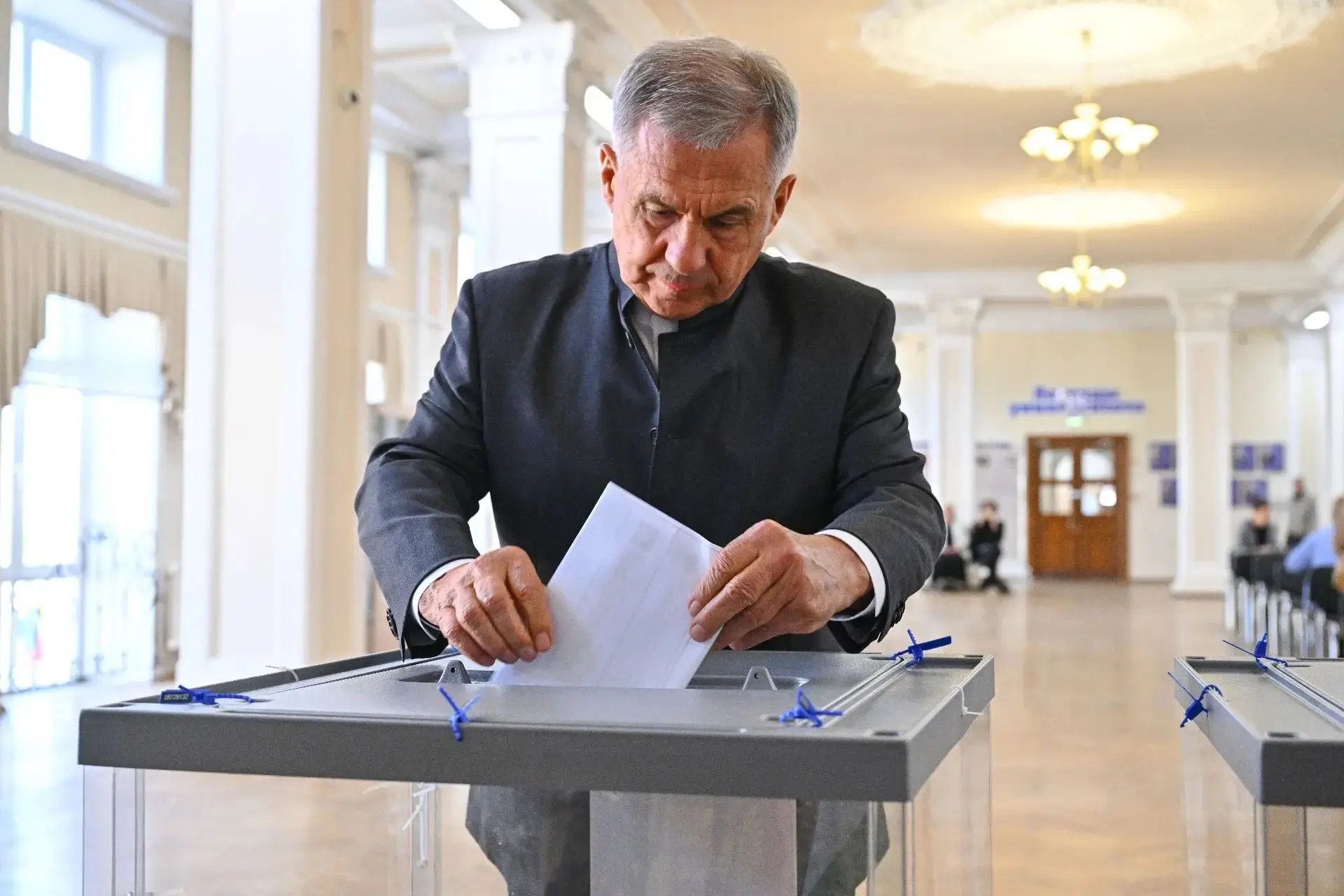 Минниханов проголосовал на выборах депутатов Госдумы