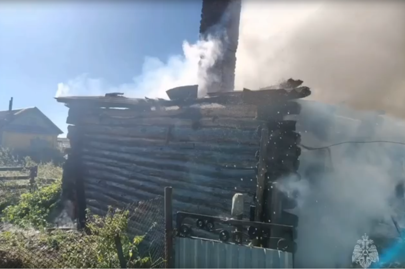 Житель Татарстана сжег свой дом, разжигая печь бензином