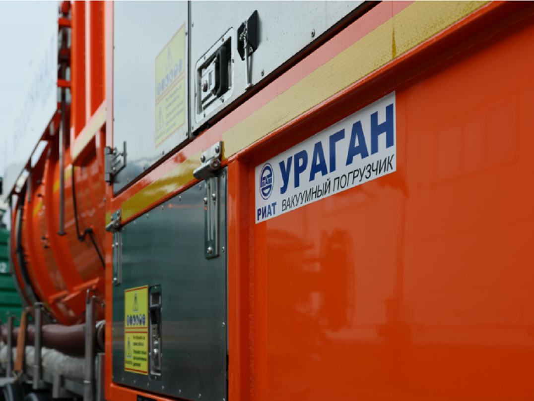 Метшин осмотрел новую технику Водоканала, оперативно устраняющую аварии