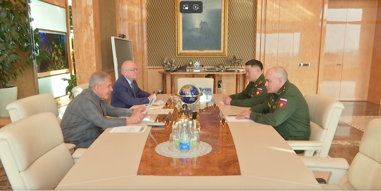 Минниханов обсудил с военным прокурором ЦВО законность в Татарстане