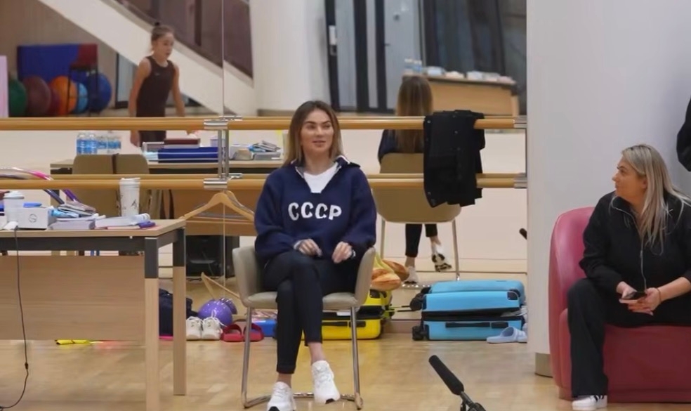 Кабаева появилась на тренировке в свитере, как у Лаврова